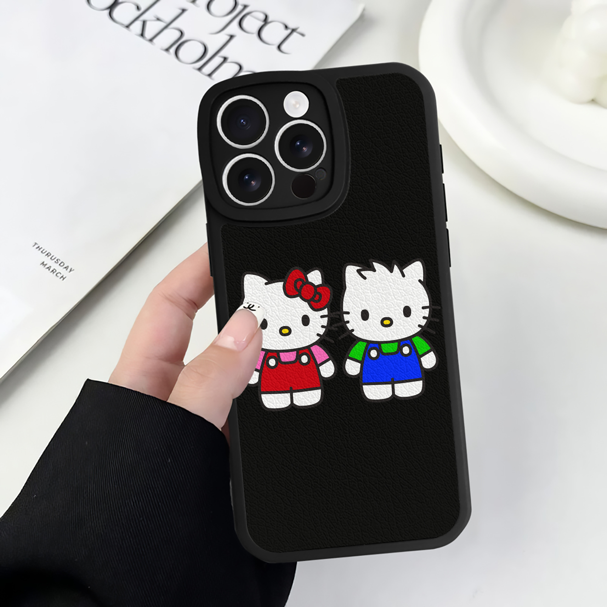 （画像用） Hello Kitty ハローキティ 【iPhone 16シリーズ対応】シリコンスマホケース（レザー調） 材質：シリコン